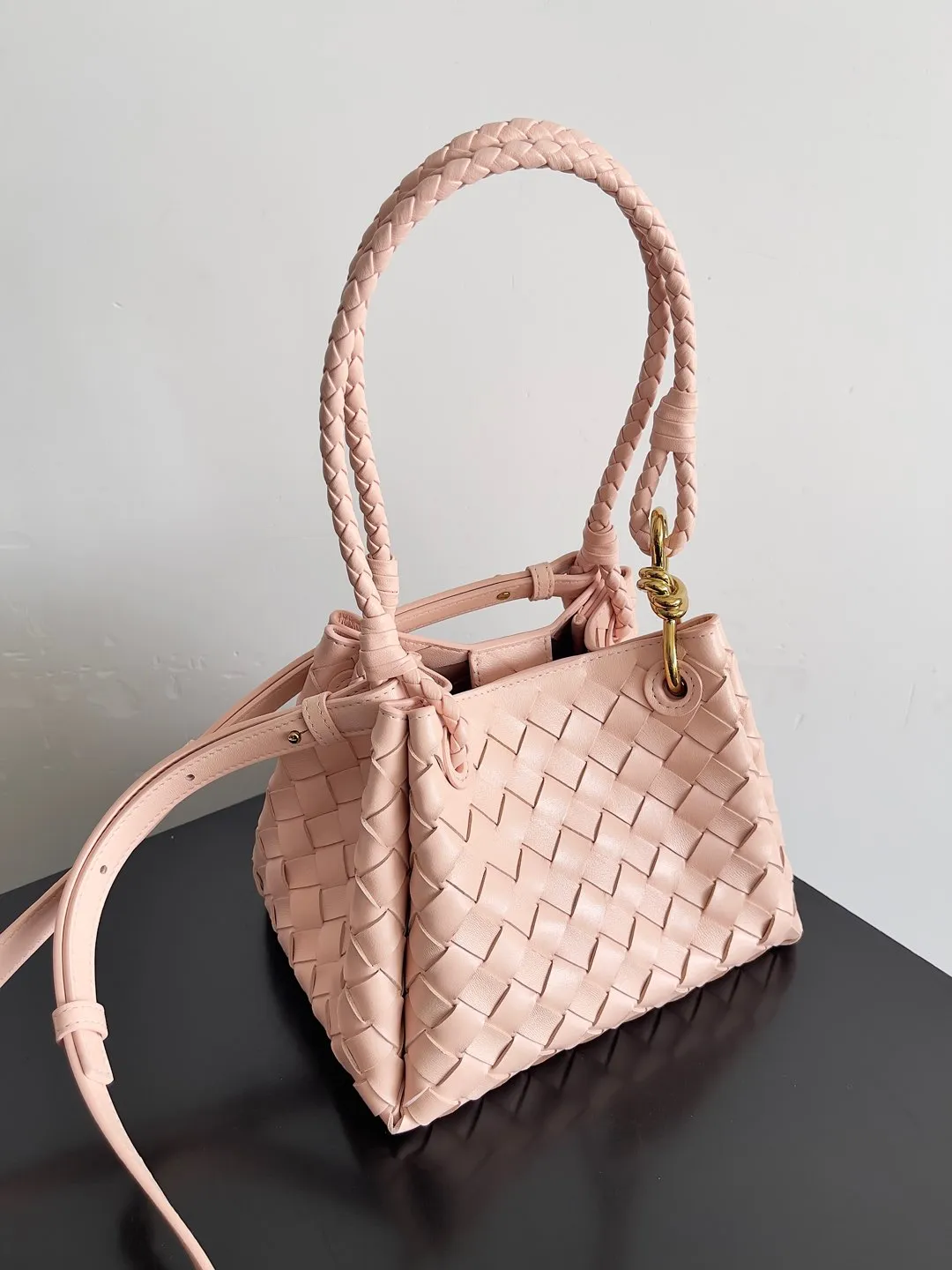 Batch 1760 BV home is new! Andiamo combines the Bottega Veneta archive parachute handbag to inherit retro elements and integrate modern trends. The same style as Shu Qi's in Beijing Night. It is a continuation of the classic bag. It has three functions: hand carry, shoulder and cross-body. It is embellished with metal brass knot buckles. It is small and has an amazing capacity. It can easily hold sunglasses in a box / small bottle of water / powder powder / charger and other daily necessities when going out. The upper body is versatile. Style number: 796569 Size: 21*17*16.5cm